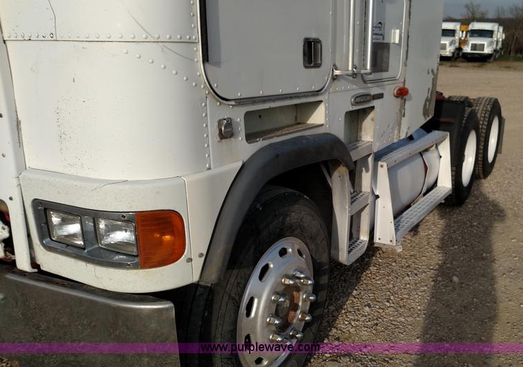 image for item L7472 1999 Freightliner FLB High semi truck