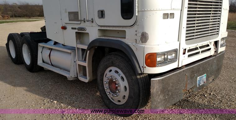 image for item L7472 1999 Freightliner FLB High semi truck