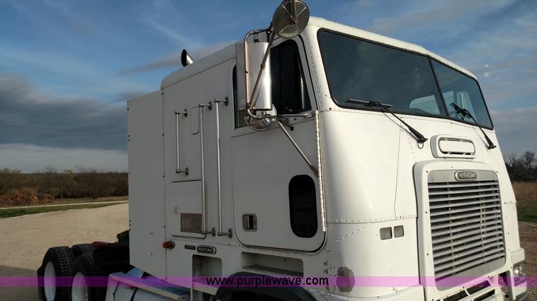 image for item L7472 1999 Freightliner FLB High semi truck