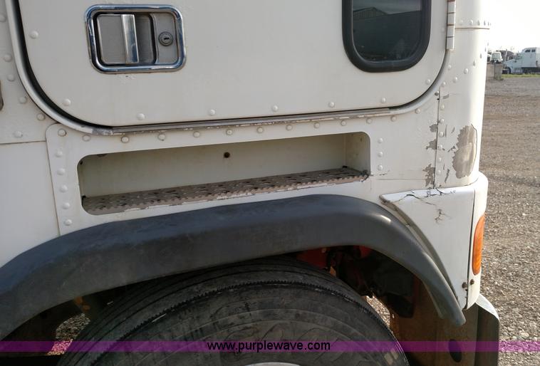 image for item L7472 1999 Freightliner FLB High semi truck