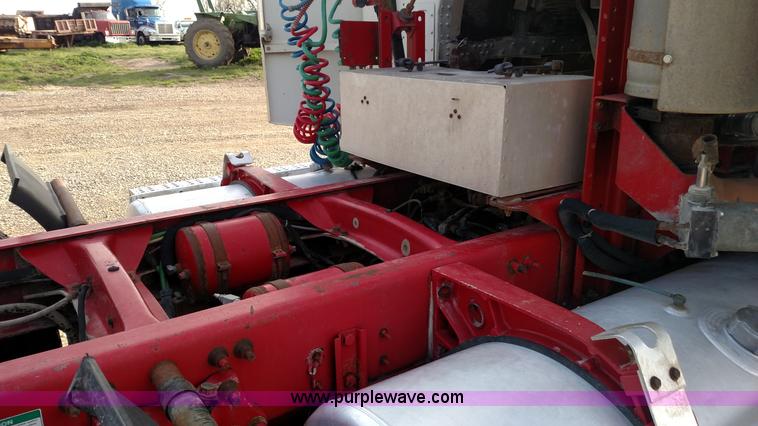 image for item L7472 1999 Freightliner FLB High semi truck