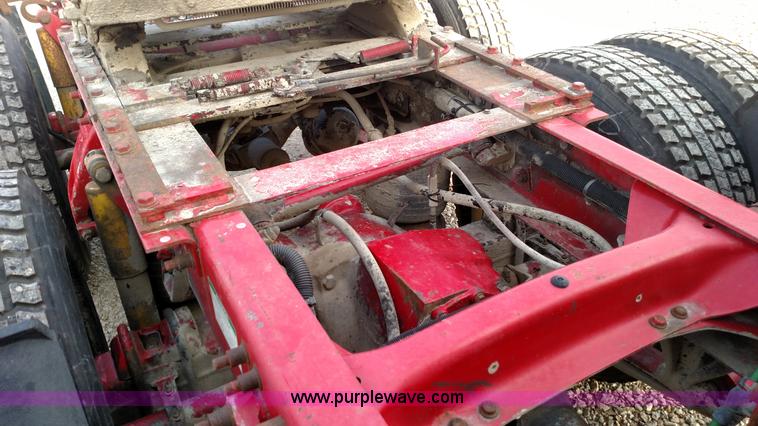 image for item L7472 1999 Freightliner FLB High semi truck