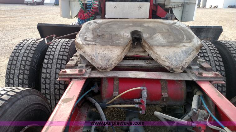 image for item L7472 1999 Freightliner FLB High semi truck