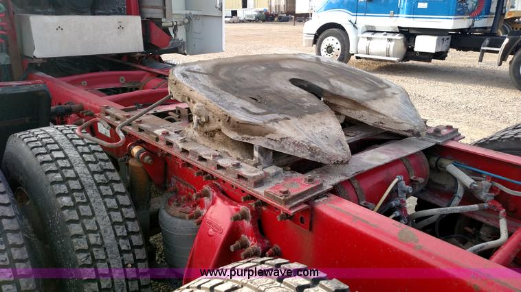 image for item L7472 1999 Freightliner FLB High semi truck