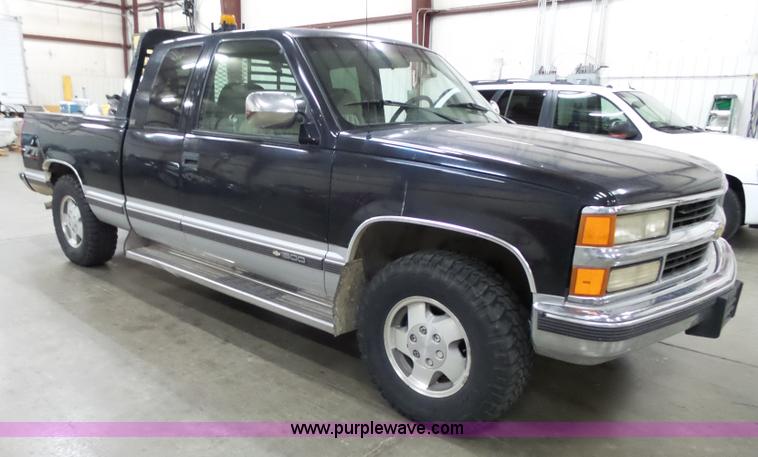image for item J4151 1994 Chevrolet Silverado 1500 Ext. Cab pickup truck