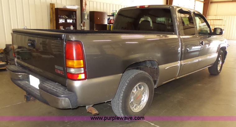 image for item J4166 2000 GMC Sierra 1500 pickup truck
