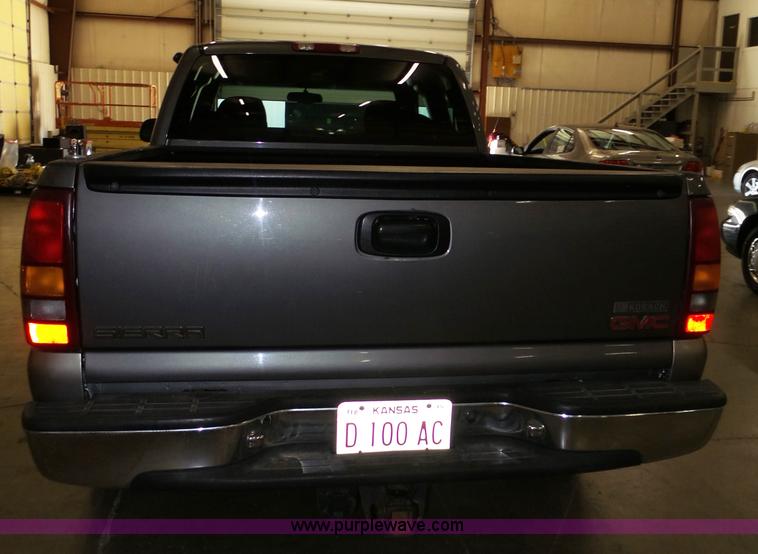 image for item J4166 2000 GMC Sierra 1500 pickup truck