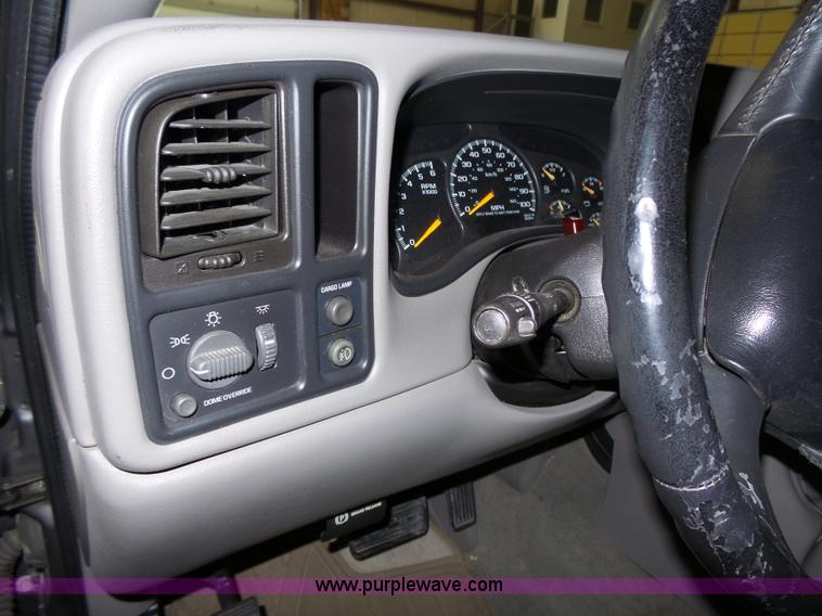 image for item J4166 2000 GMC Sierra 1500 pickup truck