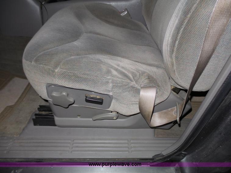 image for item J4166 2000 GMC Sierra 1500 pickup truck