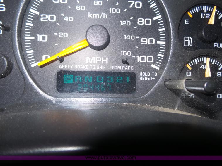 image for item J4166 2000 GMC Sierra 1500 pickup truck