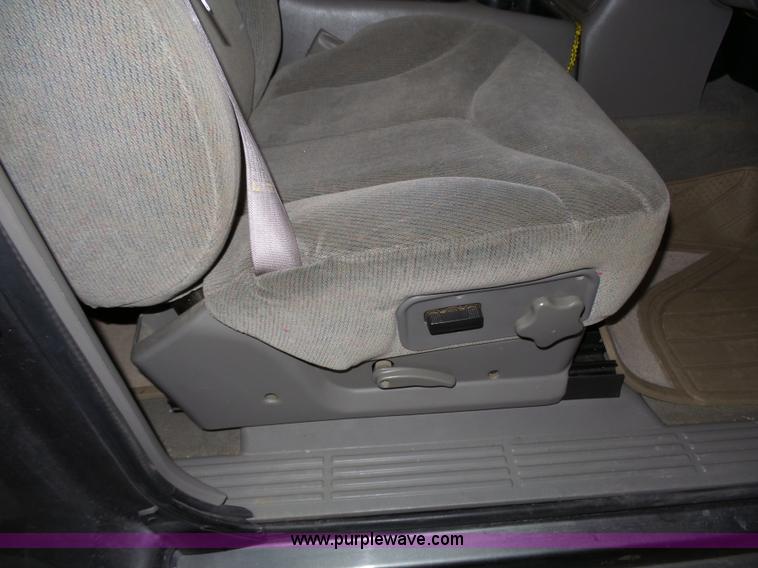 image for item J4166 2000 GMC Sierra 1500 pickup truck