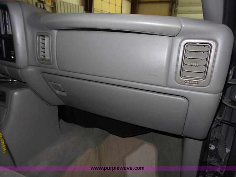 image for item J4166 2000 GMC Sierra 1500 pickup truck