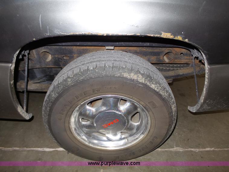 image for item J4166 2000 GMC Sierra 1500 pickup truck