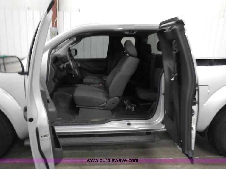 image for item J6358 2011 Nissan Frontier King Cab pickup truck