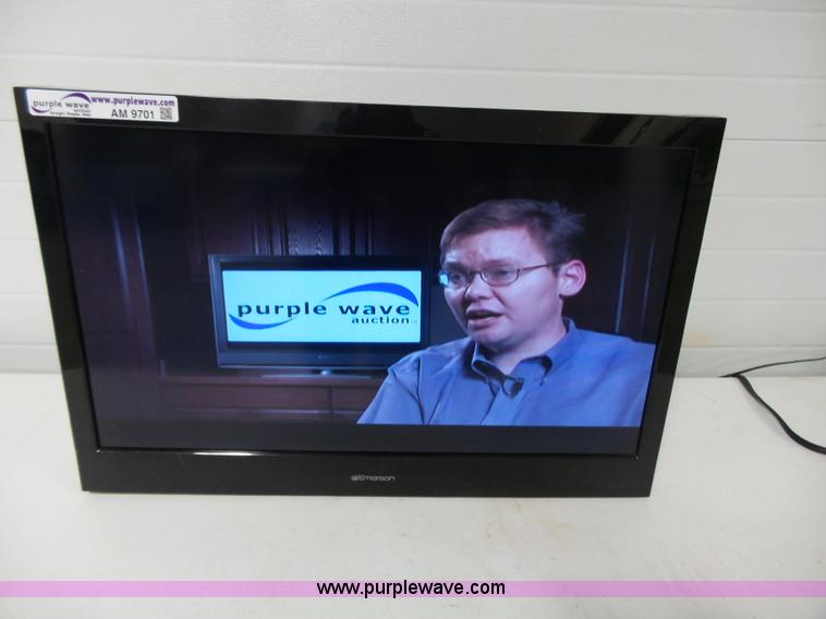 Emerson 32" television in Manhattan, KS Item AM9701 sold Purple Wave