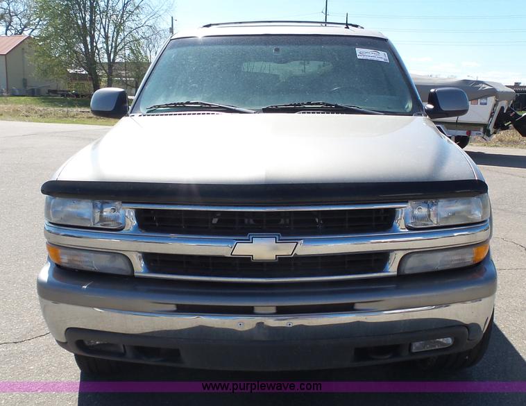 image for item J4205 2002 Chevrolet Suburban 1500 SUV