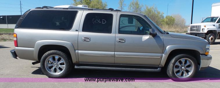 image for item J4205 2002 Chevrolet Suburban 1500 SUV