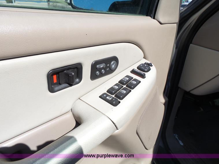 image for item J4205 2002 Chevrolet Suburban 1500 SUV