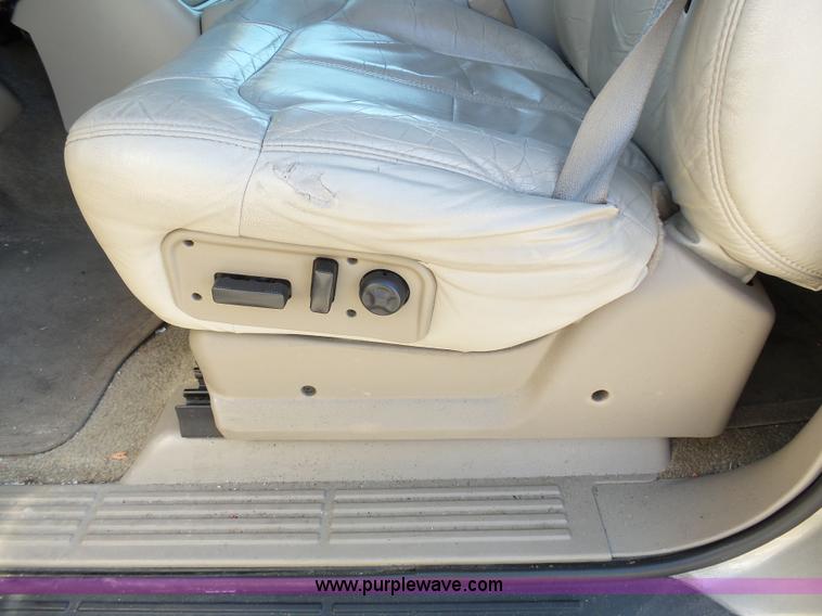 image for item J4205 2002 Chevrolet Suburban 1500 SUV