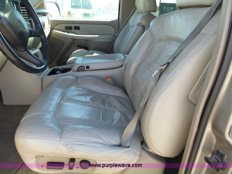 image for item J4205 2002 Chevrolet Suburban 1500 SUV