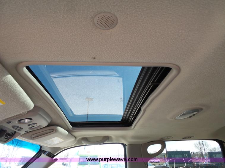 image for item J4205 2002 Chevrolet Suburban 1500 SUV