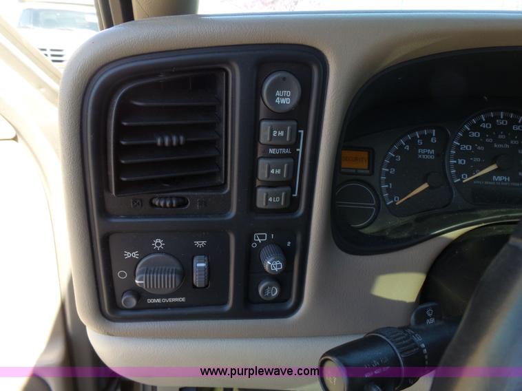 image for item J4205 2002 Chevrolet Suburban 1500 SUV