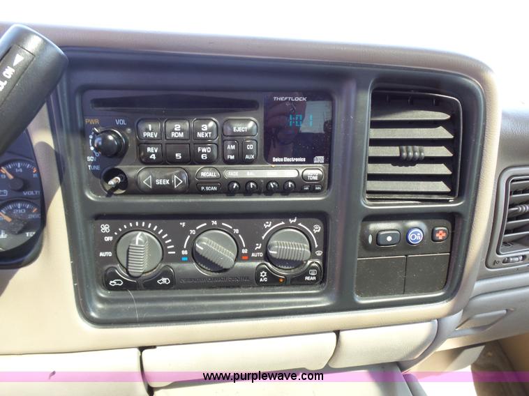 image for item J4205 2002 Chevrolet Suburban 1500 SUV