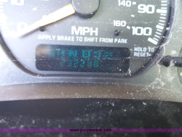 image for item J4205 2002 Chevrolet Suburban 1500 SUV