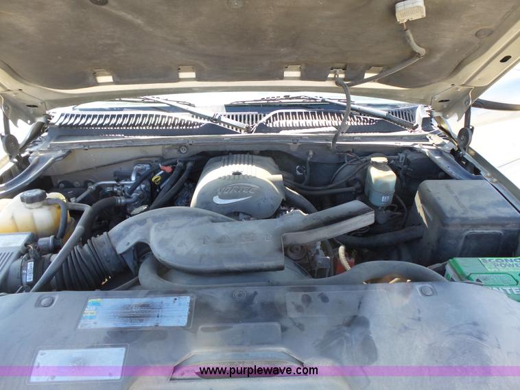 image for item J4205 2002 Chevrolet Suburban 1500 SUV