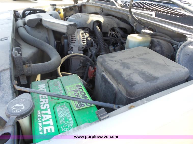 image for item J4205 2002 Chevrolet Suburban 1500 SUV