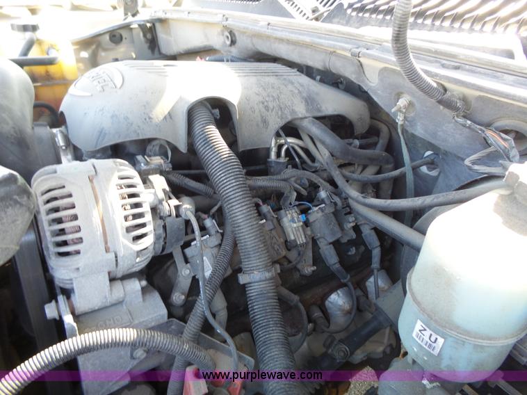 image for item J4205 2002 Chevrolet Suburban 1500 SUV