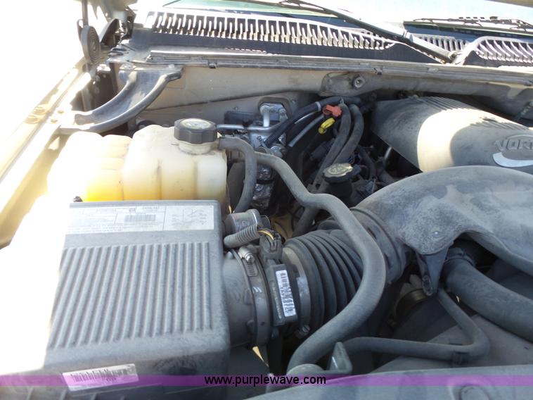 image for item J4205 2002 Chevrolet Suburban 1500 SUV