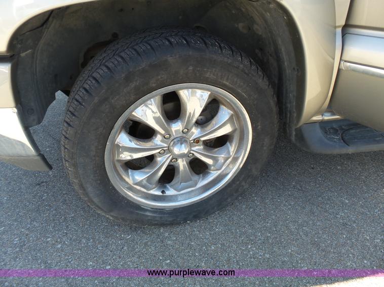 image for item J4205 2002 Chevrolet Suburban 1500 SUV