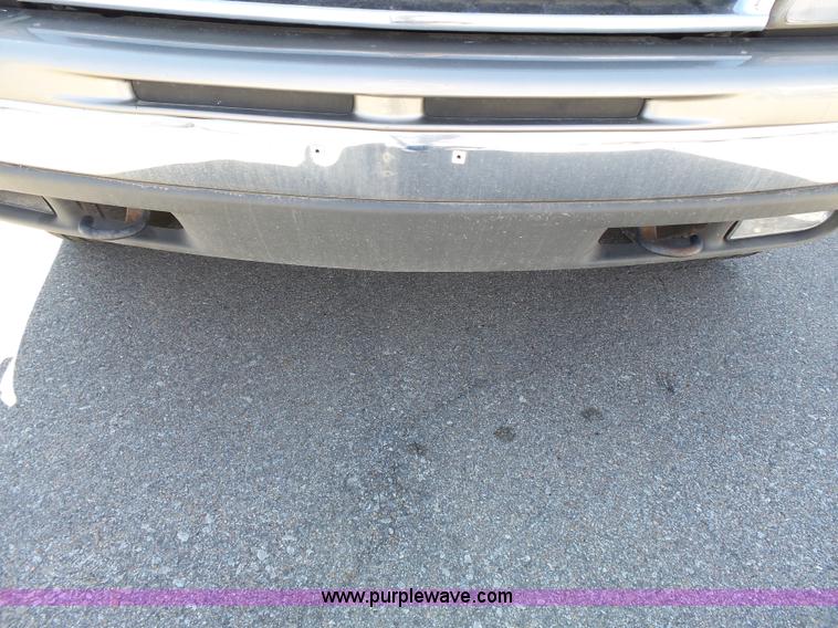 image for item J4205 2002 Chevrolet Suburban 1500 SUV