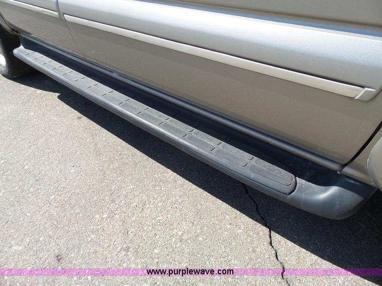 image for item J4205 2002 Chevrolet Suburban 1500 SUV