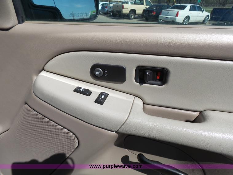 image for item J4205 2002 Chevrolet Suburban 1500 SUV