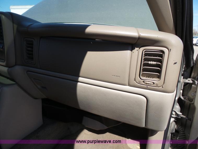 image for item J4205 2002 Chevrolet Suburban 1500 SUV