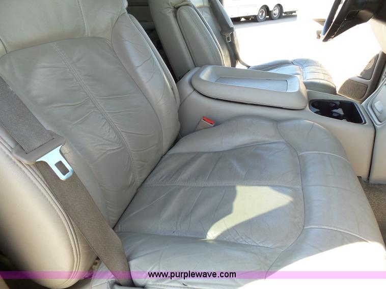 image for item J4205 2002 Chevrolet Suburban 1500 SUV