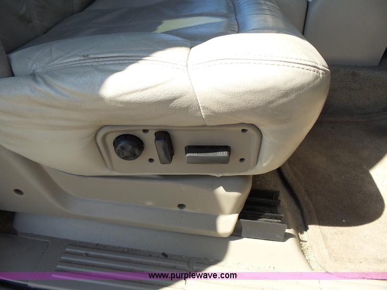 image for item J4205 2002 Chevrolet Suburban 1500 SUV