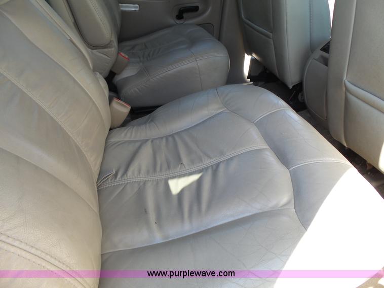 image for item J4205 2002 Chevrolet Suburban 1500 SUV