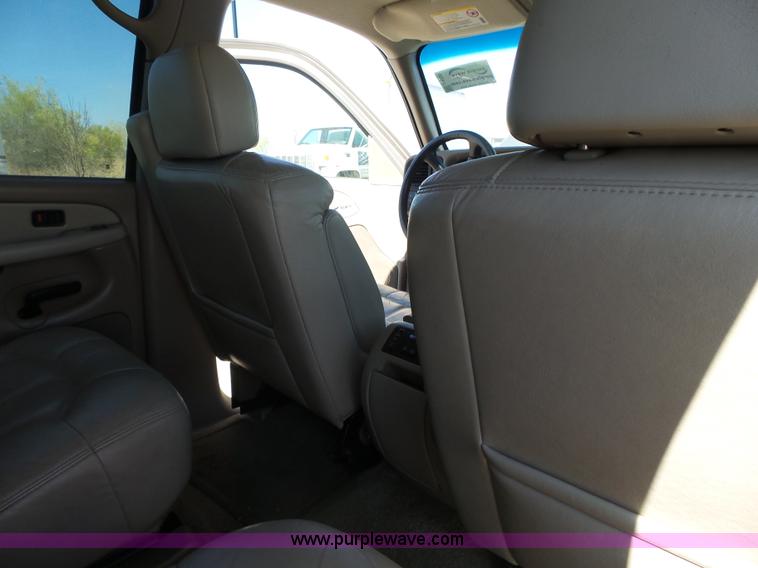 image for item J4205 2002 Chevrolet Suburban 1500 SUV