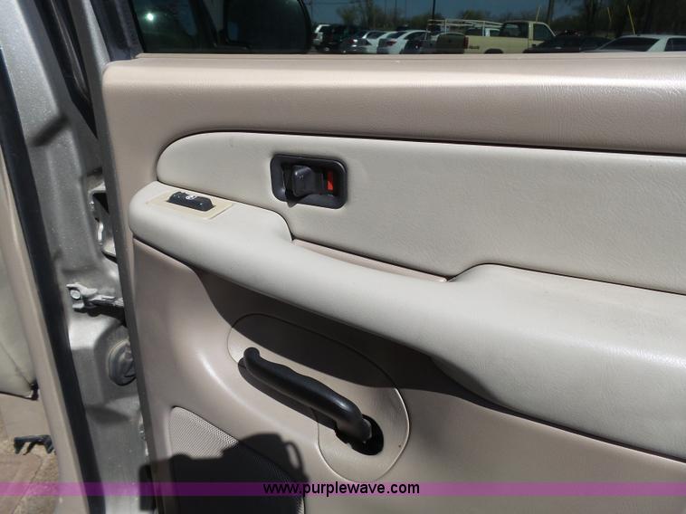 image for item J4205 2002 Chevrolet Suburban 1500 SUV