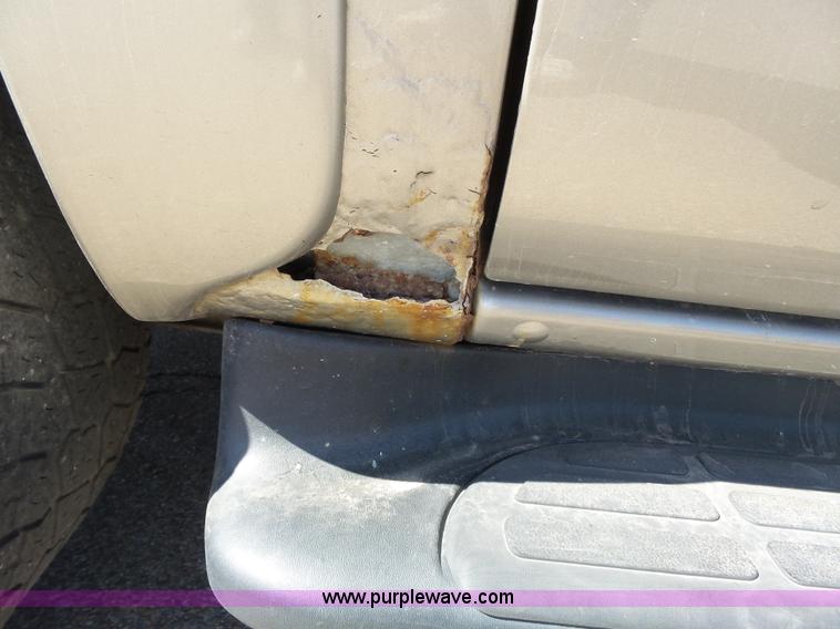 image for item J4205 2002 Chevrolet Suburban 1500 SUV