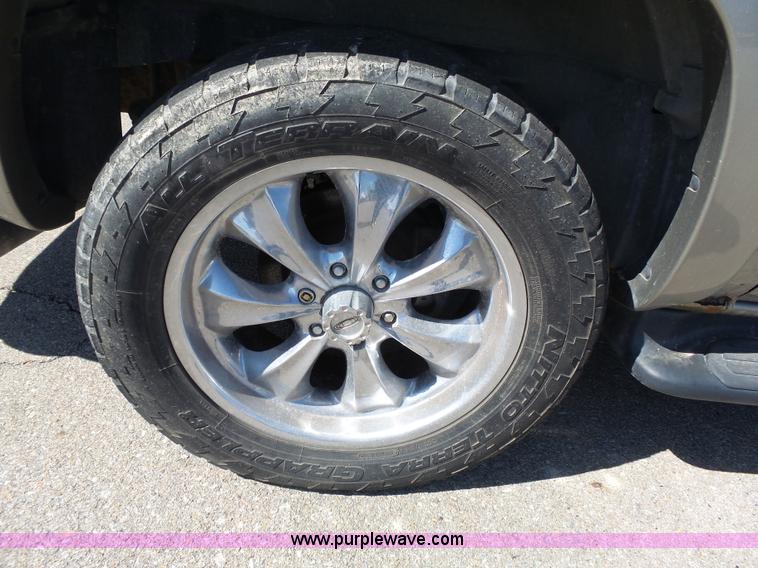 image for item J4205 2002 Chevrolet Suburban 1500 SUV