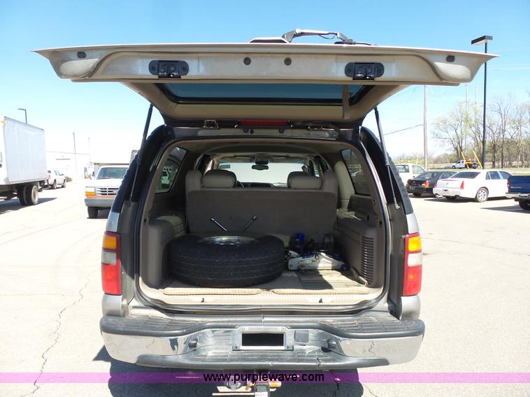 image for item J4205 2002 Chevrolet Suburban 1500 SUV