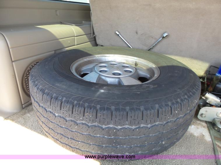 image for item J4205 2002 Chevrolet Suburban 1500 SUV