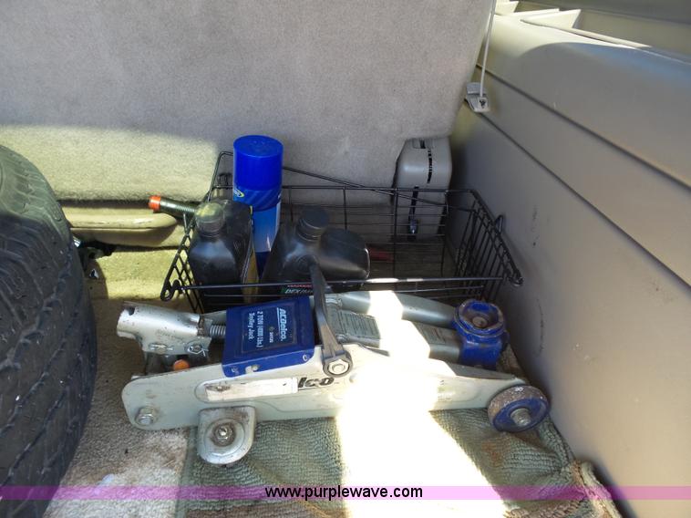 image for item J4205 2002 Chevrolet Suburban 1500 SUV