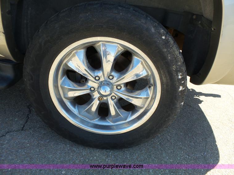 image for item J4205 2002 Chevrolet Suburban 1500 SUV