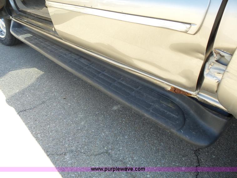 image for item J4205 2002 Chevrolet Suburban 1500 SUV