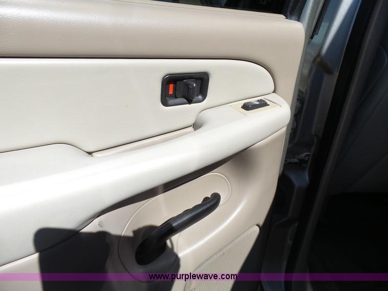 image for item J4205 2002 Chevrolet Suburban 1500 SUV